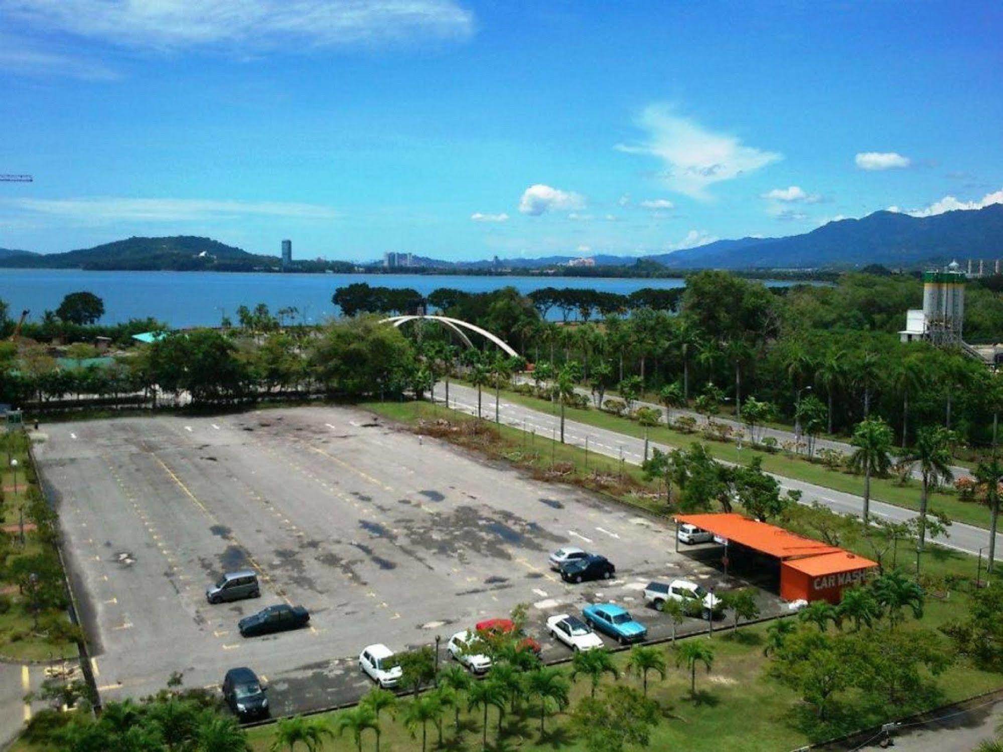 Likas Square Apartment Hotel Kota Kinabalu Extérieur photo